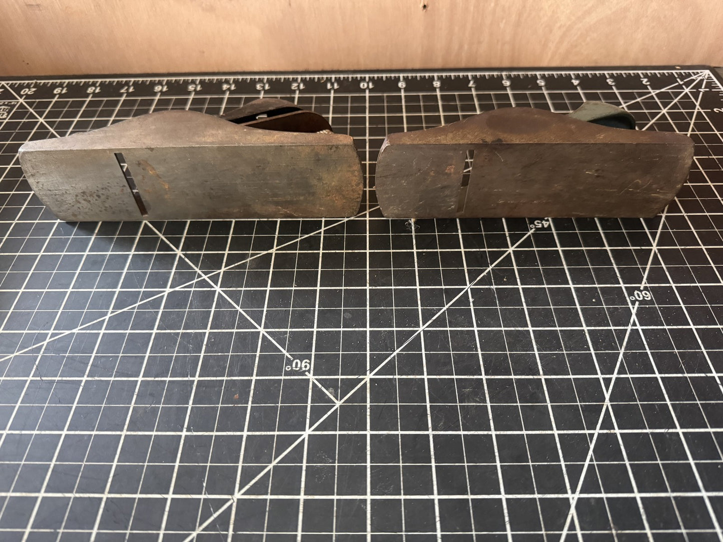 2 Vintage Block Planes – Stanley No. 220 Adjustable Planes (USA) + Unmarked