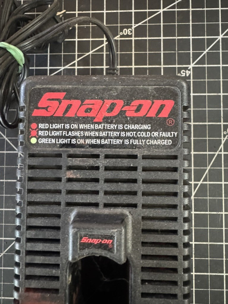 Snap-on Versavolt CTC318 Plug-In Battery Charger – 9.6–18V – Black/Red