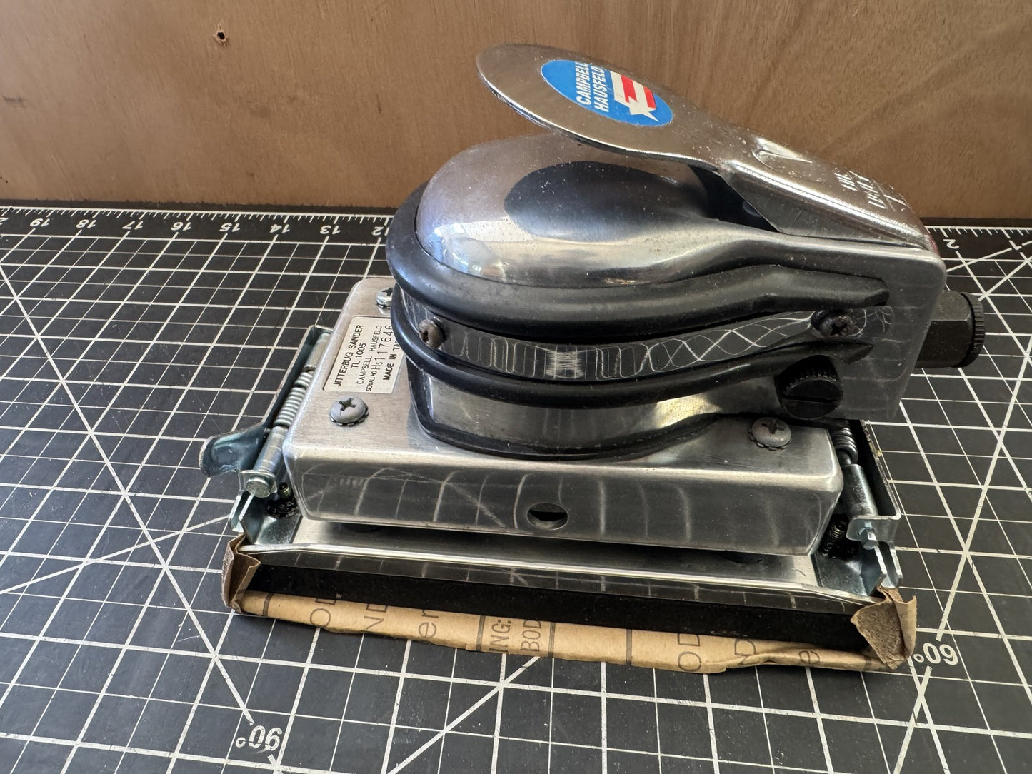 Campbell Hausfeld TL1005 Jitterbug Pneumatic Sander – In Original Box – Taiwan