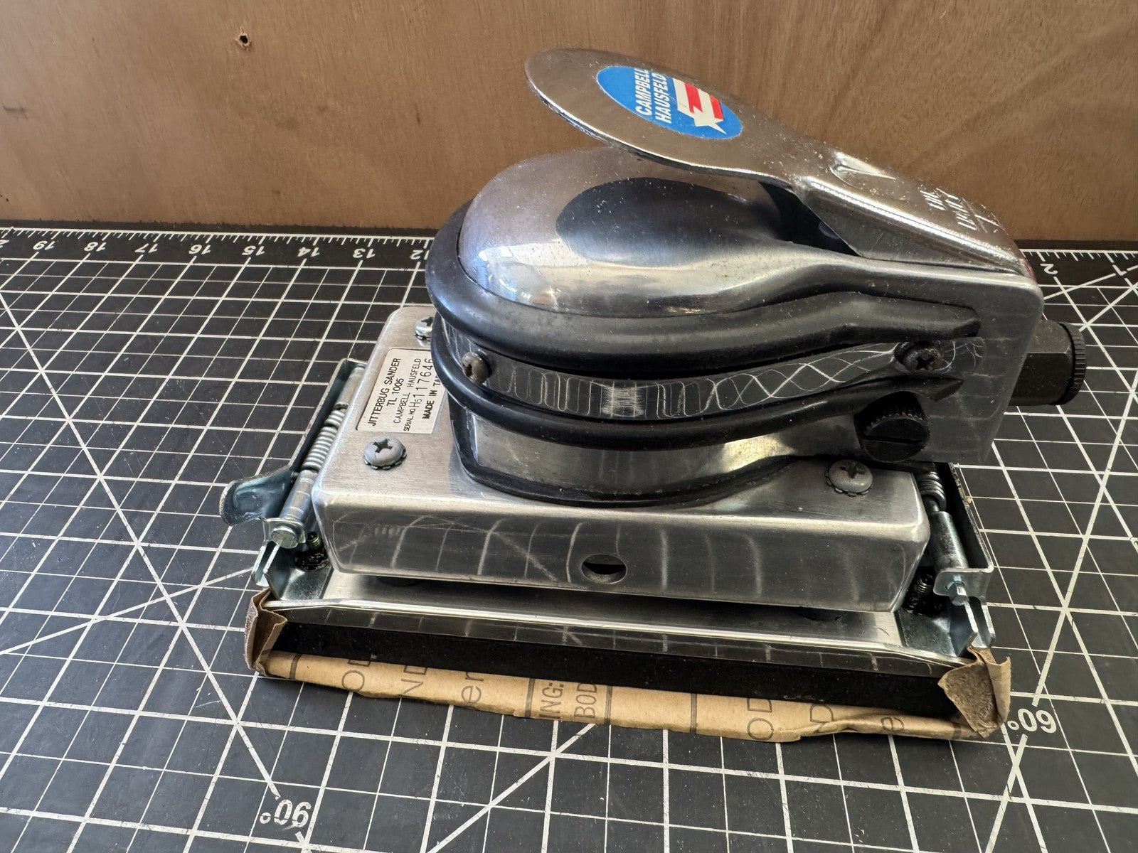 Campbell Hausfeld TL1005 Jitterbug Pneumatic Sander – In Original Box – Taiwan