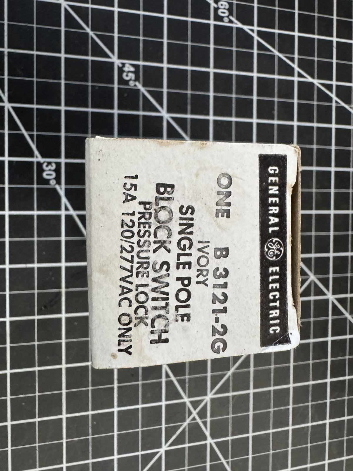 Lot of 7 GE Ivory Single Pole Block Switches B 3121-2G – NOS 15A 120/277V