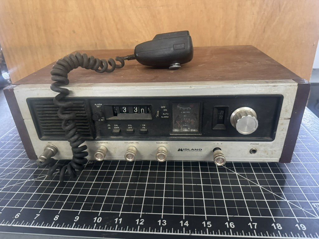 Midland 13887 CB Base Station – Powers On – Missing One Knob – Japan (1976)