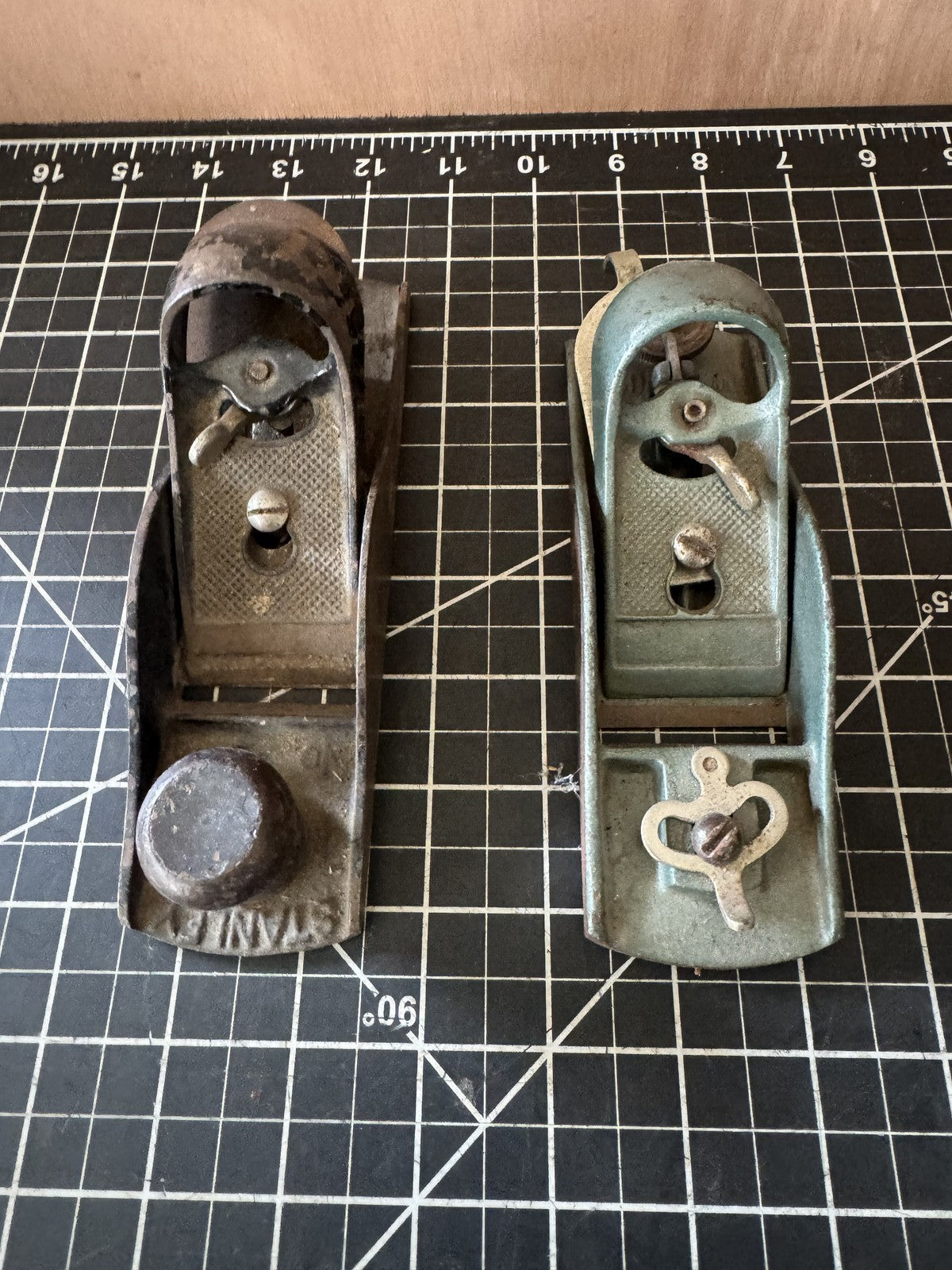 2 Vintage Block Planes – Stanley No. 220 Adjustable Planes (USA) + Unmarked