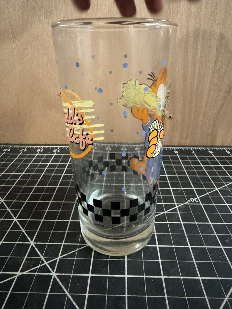 Vintage 1978 Garfield’s Café “Burgers & Fries” Tall Drinking Glass – No Damage