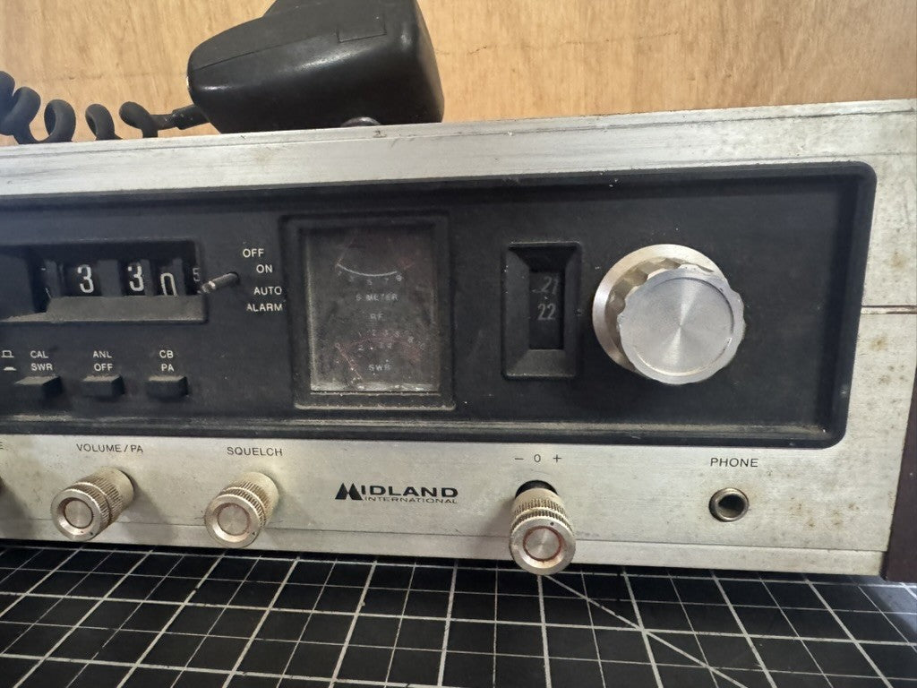Midland 13887 CB Base Station – Powers On – Missing One Knob – Japan (1976)