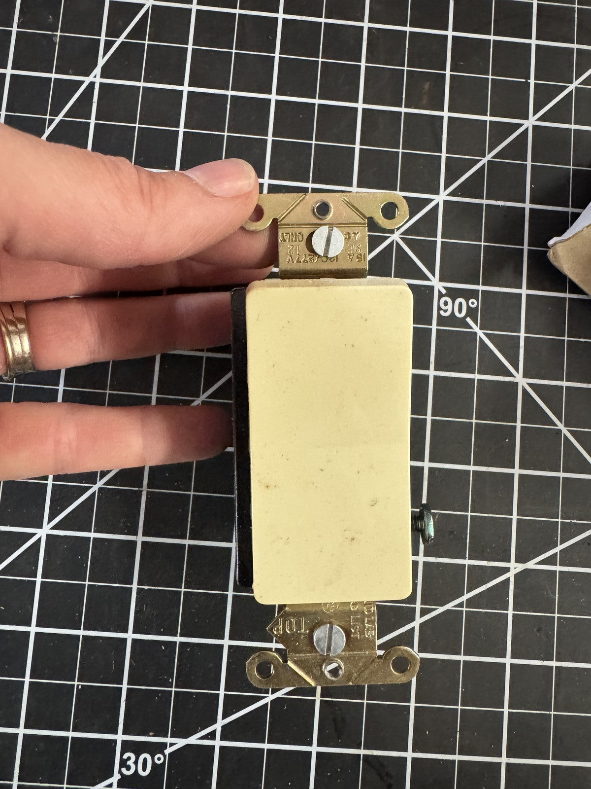 Lot of 7 GE Ivory Single Pole Block Switches B 3121-2G – NOS 15A 120/277V