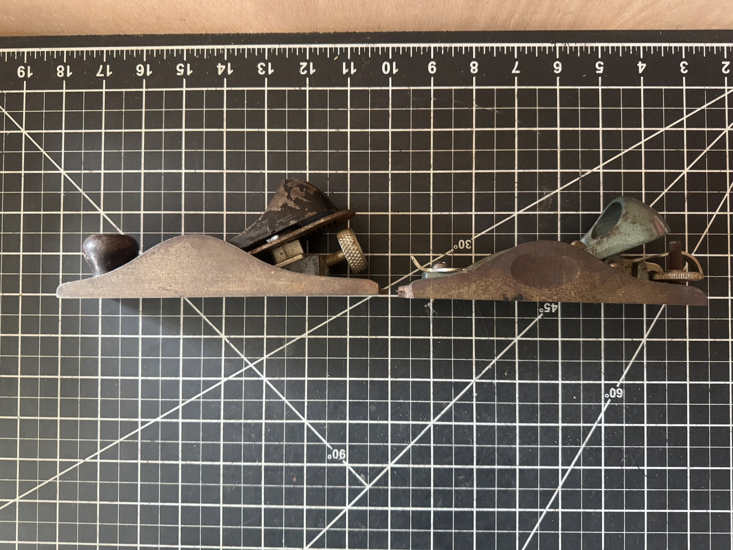 2 Vintage Block Planes – Stanley No. 220 Adjustable Planes (USA) + Unmarked