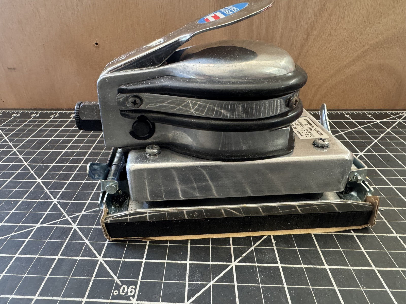 Campbell Hausfeld TL1005 Jitterbug Pneumatic Sander – In Original Box – Taiwan