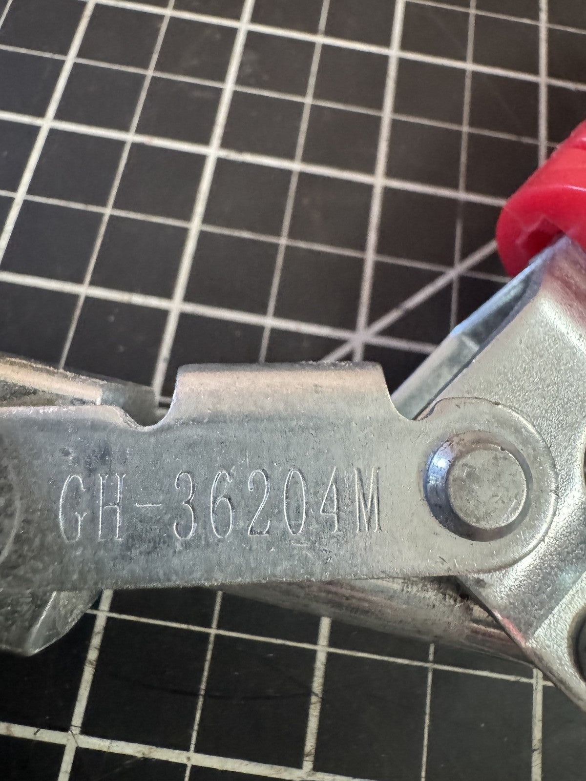 Straight Line Clamp GH-36204M – Through-Hole Base Mounting, Vertical Handle