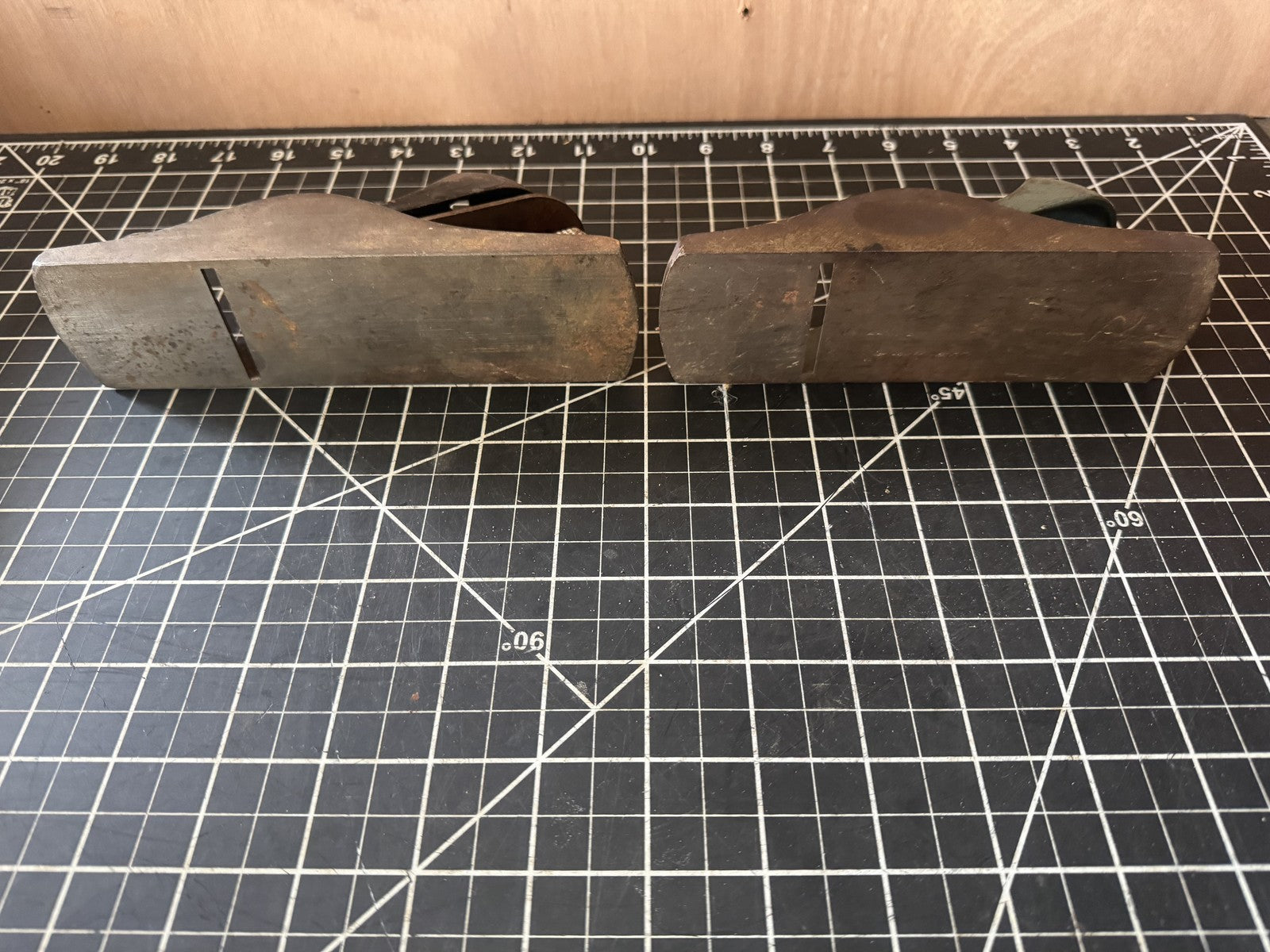 2 Vintage Block Planes – Stanley No. 220 Adjustable Planes (USA) + Unmarked