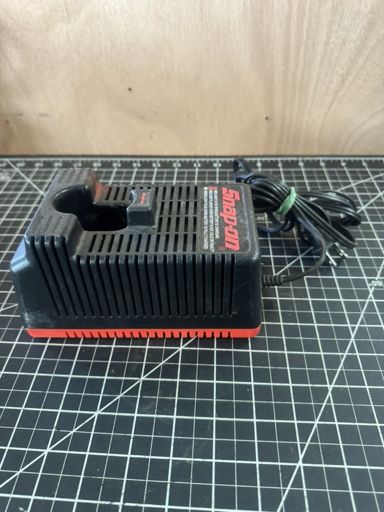 Snap-on Versavolt CTC318 Plug-In Battery Charger – 9.6–18V – Black/Red